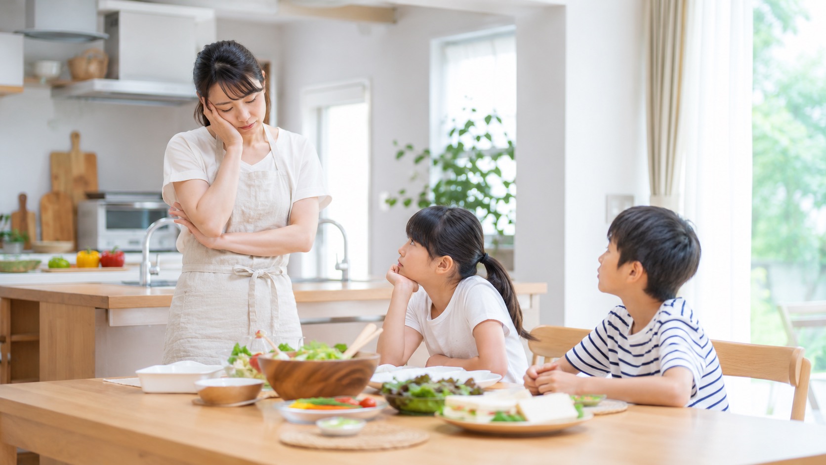 夏休みにミールキットを家族で食べるイメージ