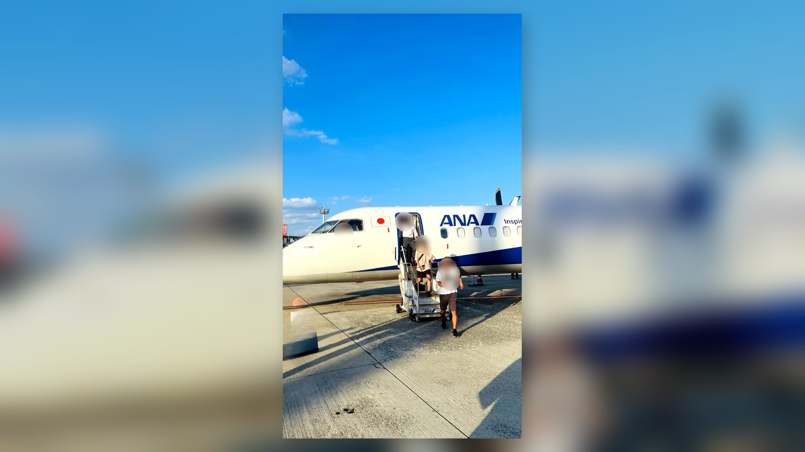 家族旅行でANAの飛行機からタラップを使って降りる子どもたち