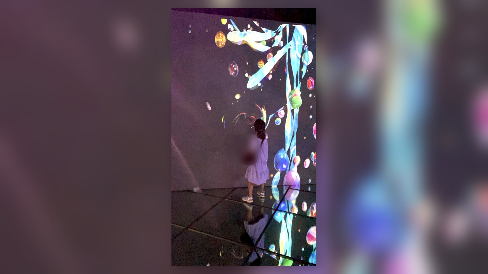 ハウステンボスでカラフルなデジタルアートを体験する小学生の子ども