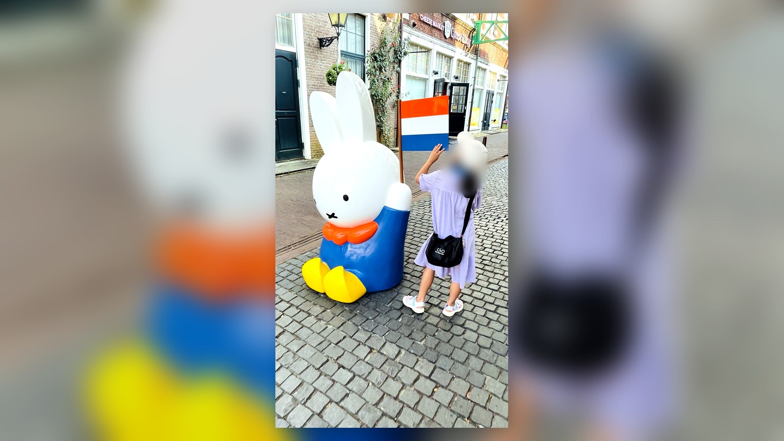 ハウステンボスで大きなミッフィーを見上げる小学生の子ども
