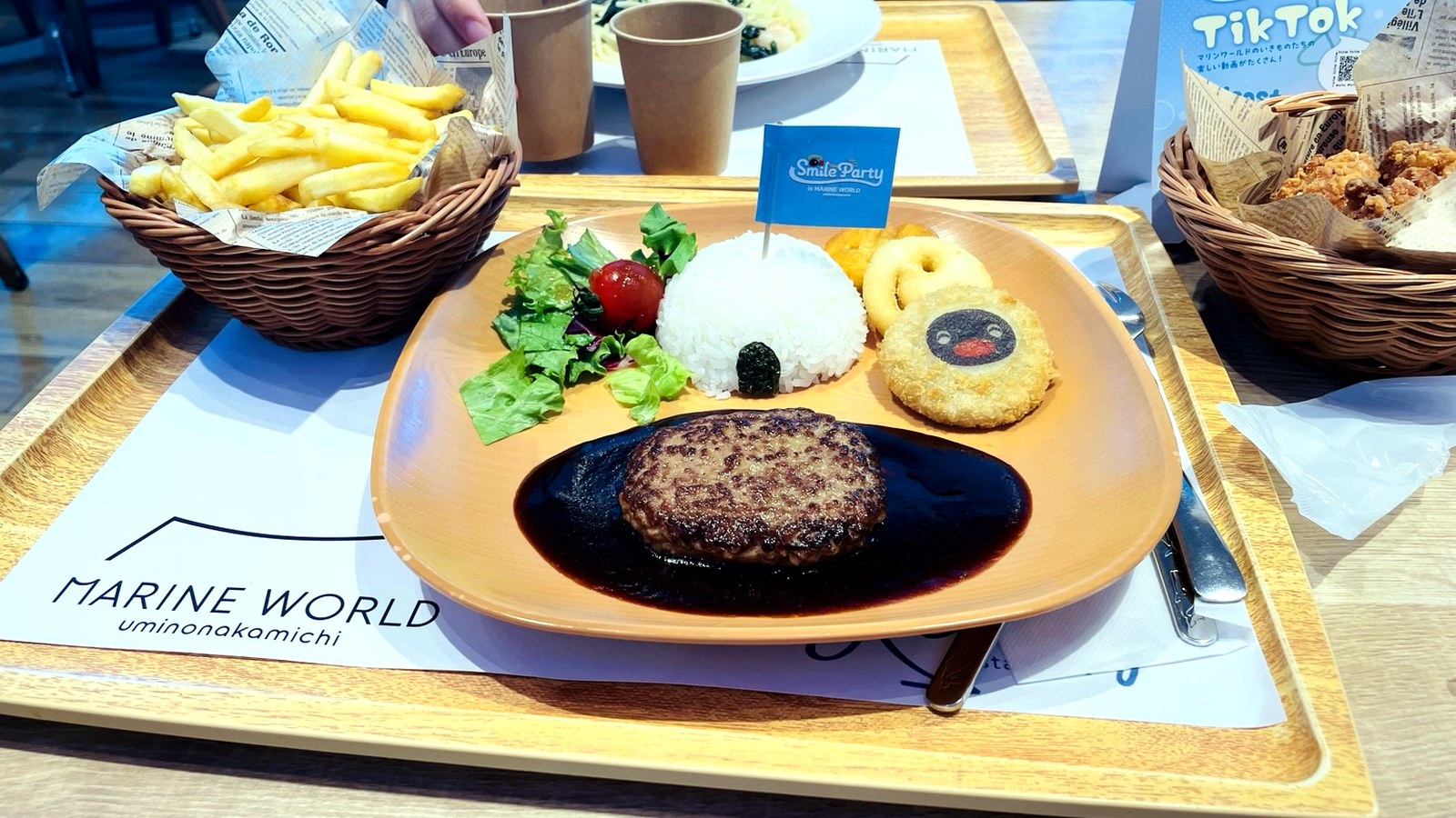 マリンワールド海の中道で食べたハンバーグやポテトが盛られた子ども向けメニュー