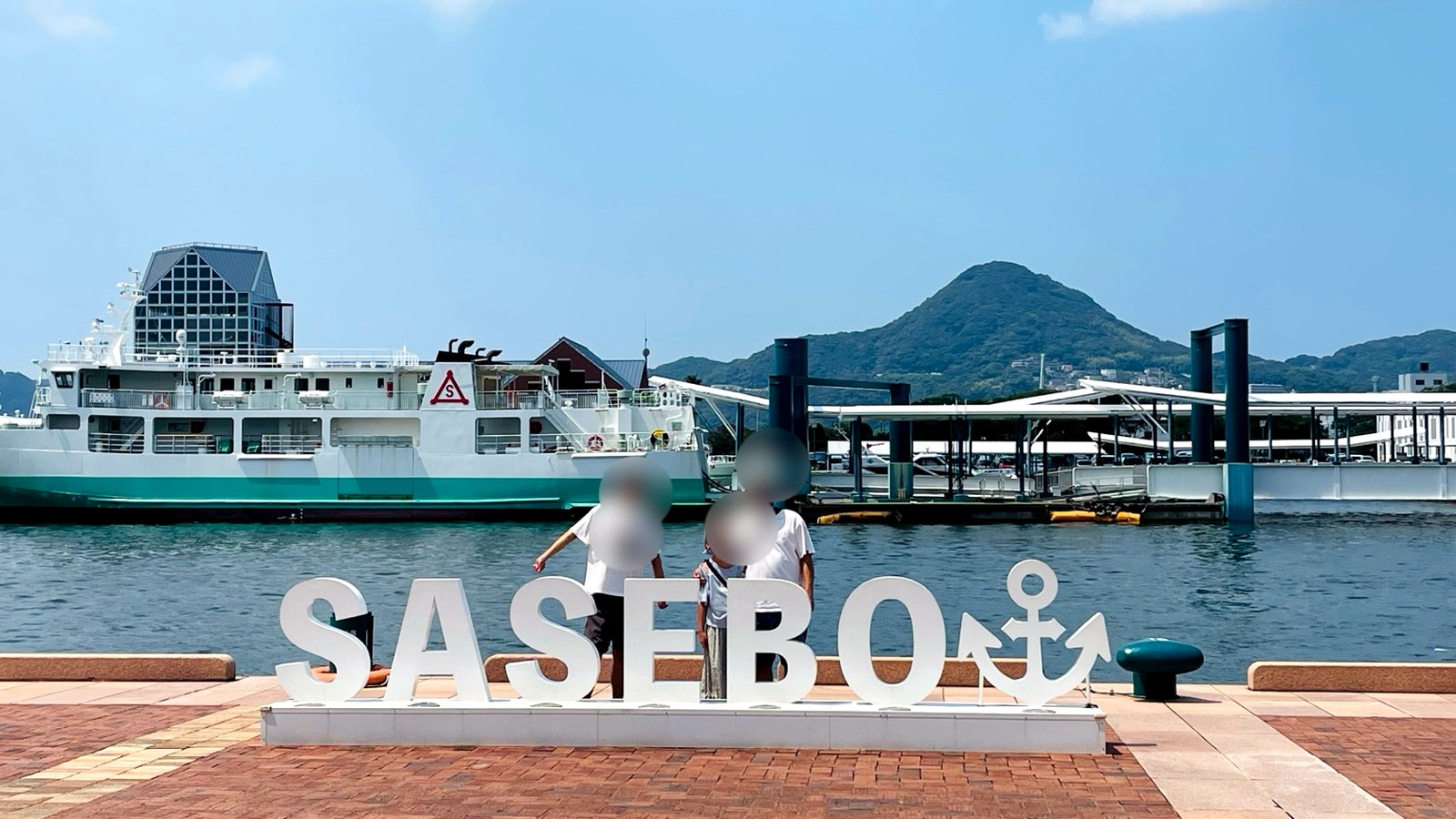 佐世保港のSASEBOモニュメント前で家族写真を撮る様子