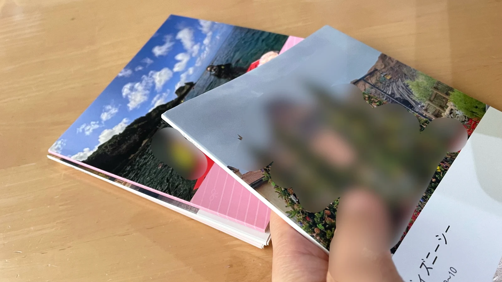 完成したフォトアルバムを手に持ちサイズ感を確認している写真
