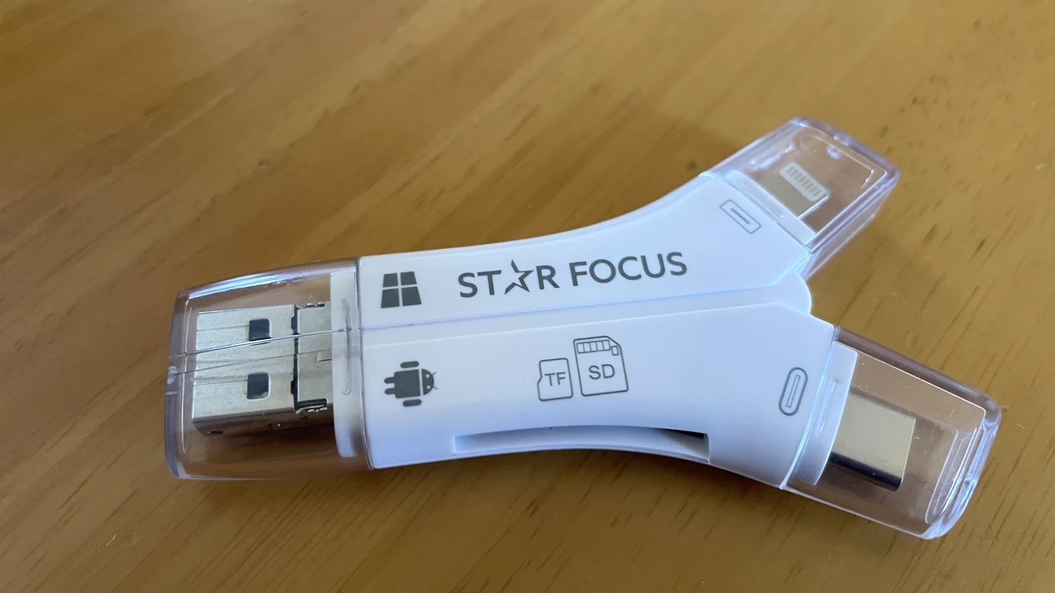 iPhoneの写真バックアップに使うSTAR FOCUS 4in1カードリーダーの端子